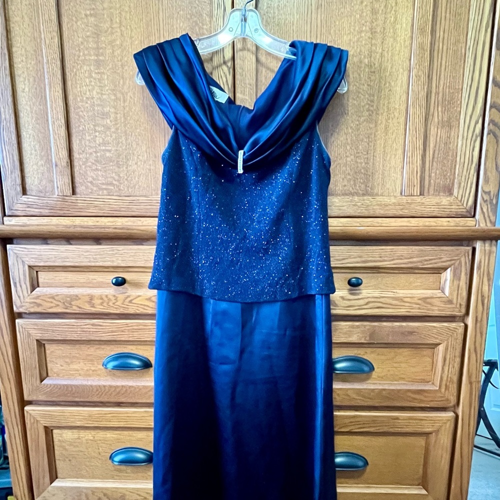 Beautiful elegant women’s navy blue formal dress size 12